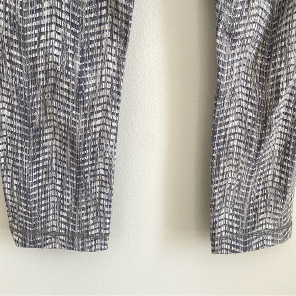 LULULEMON wunder under crop 21” high rise size 4 - Picture 7 of 9